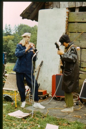 Tanovice 1983 / Slep stevo. Klarinet je nejsp Ivo Chmela, kter pozdji hrl (snad i zaloil) kapelu Velk plytko. Pokud to ovem nen Petr Fiala