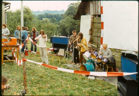 Tanovice 1983 / Sbor hudby ( z ValMezu ) Milovnk - sgo / Ren Zelenka - basa / Va Kotl - housle /  bic - Petr Karkul Randula, pozdji klvesk v Trychlostnm Pepku. 